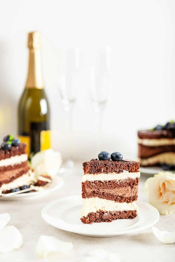 Wie kann man eine vegane Schwarzwälder Kirschtorte mit Kokosmilch und Kirschwasser kreieren?